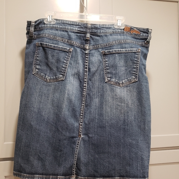 Kut Denim Skirt. Size 14 - Picture 2 of 6